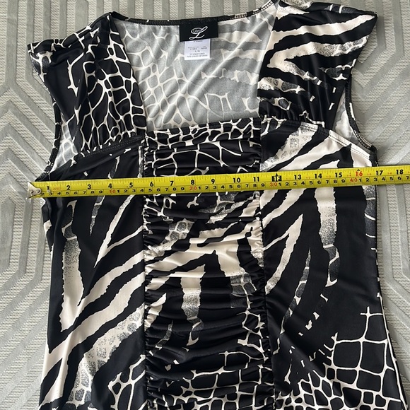 Black and white sleeveless top. - Picture 5 of 7